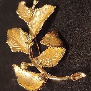 Coro Vtg Signed Gold Tone Leaves & Berries Brooch Pin